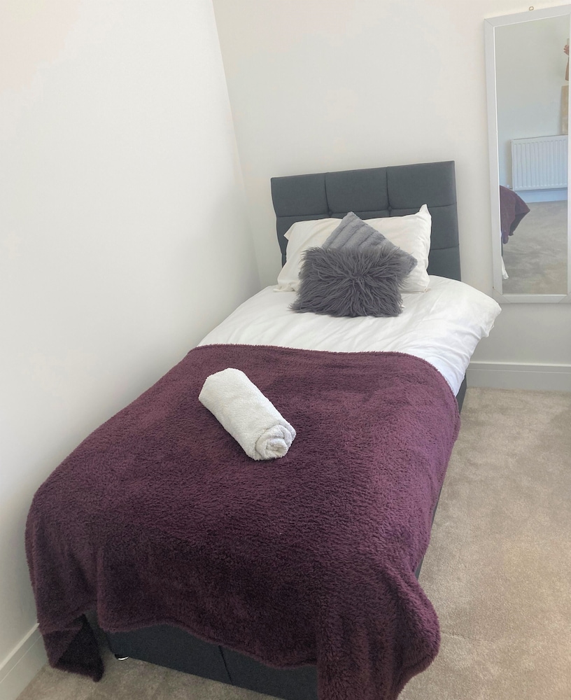 Lovely 4-bed House in Central Wolverhampton view 4