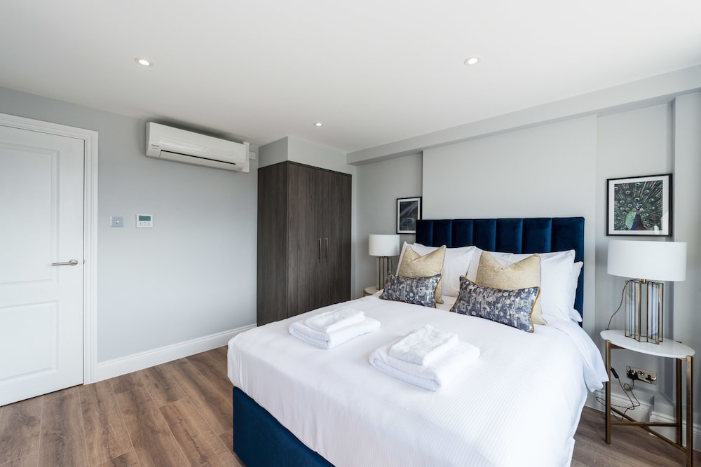 The Carlyle - Elegant Serviced Apartments