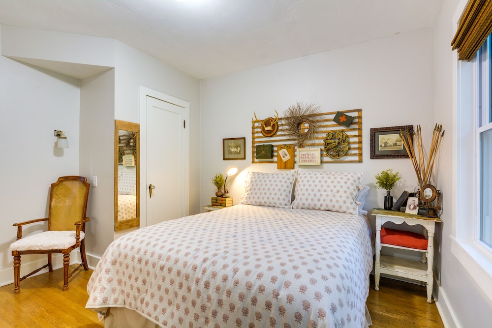 Springfield Vacations - Whimsical Cottage Near Springfield Art Museum! - Property Image 20