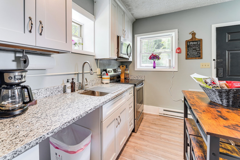 2 Mi to Main Street: Cozy Cabin in Monterey!