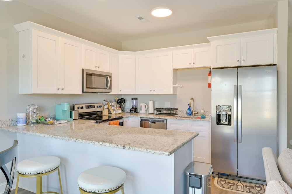 Stay & Play: Spacious Concord Townhome Near Uptown