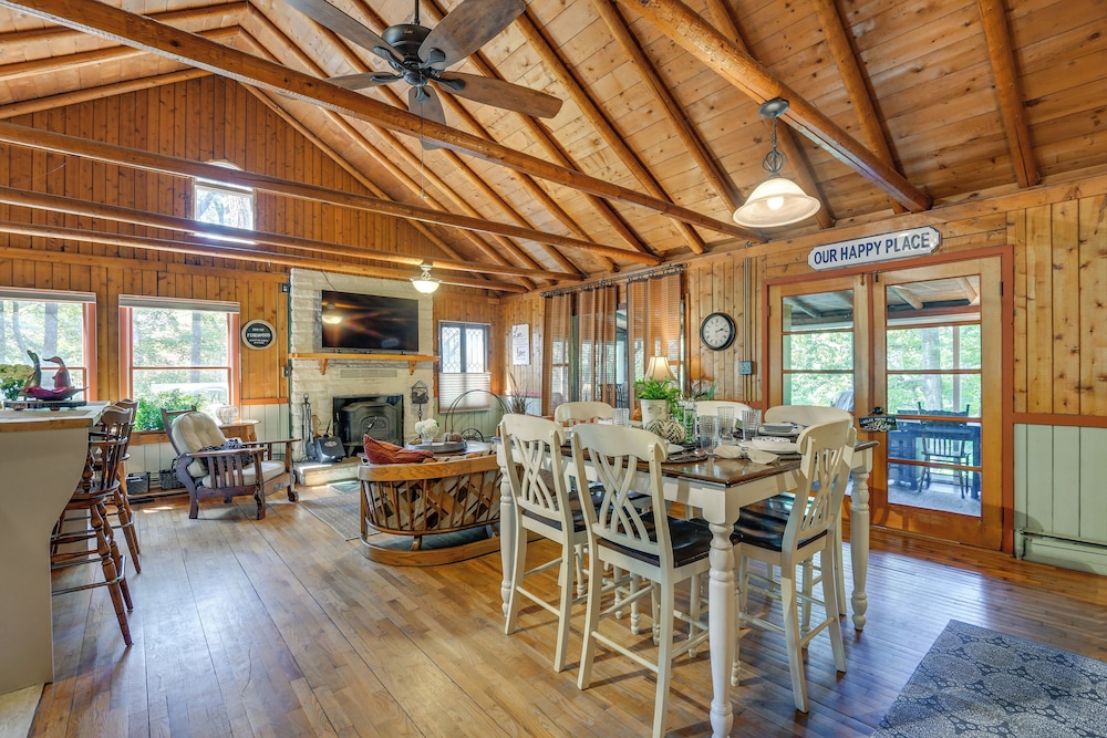 Lakefront Log Cabin Retreat w/ Hot tub + Kayaks!