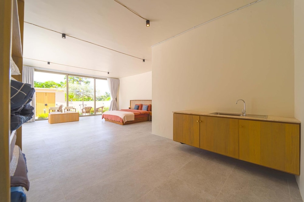 Ultra-Modern 6-Bedroom in GolfCourse PH6