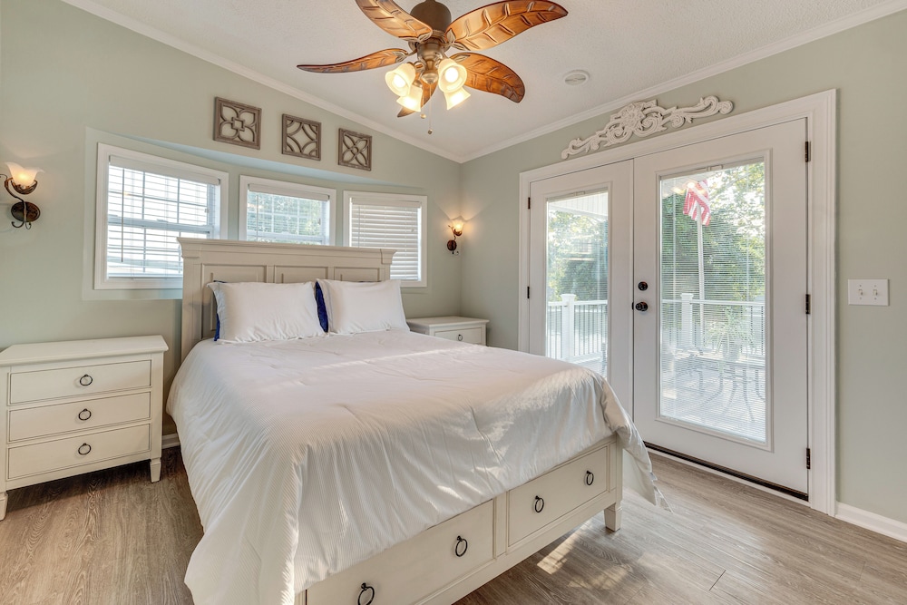 Breathtaking Views & Deck: Badin Lake House!