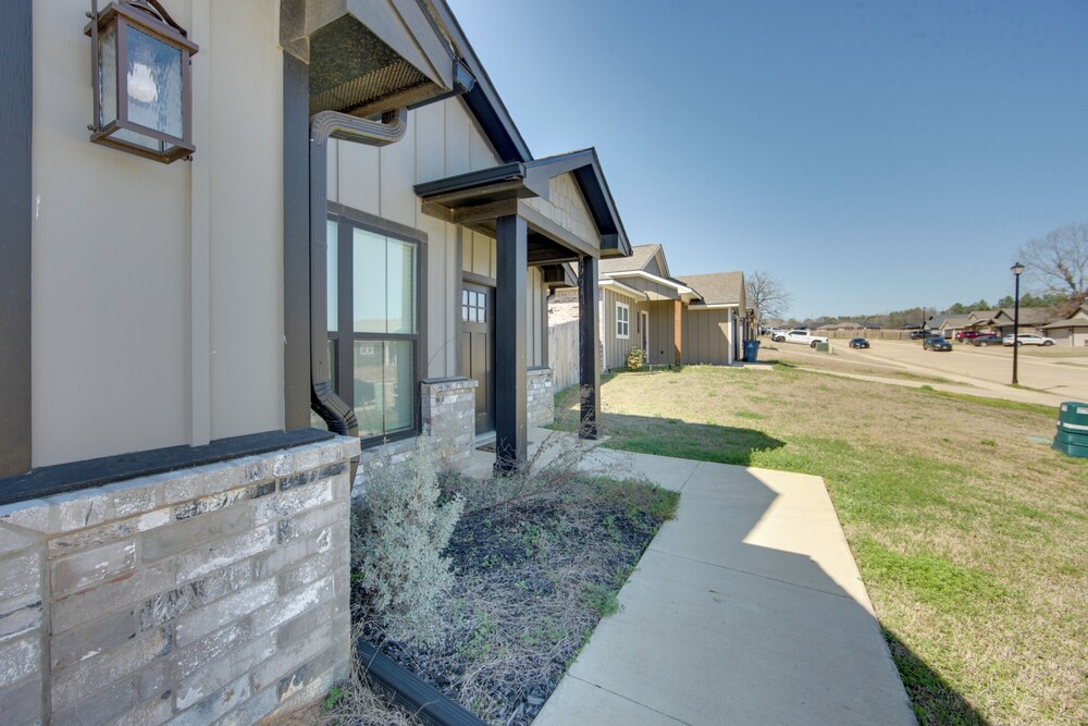 8 Mi to State Park: Home w/ Fenced Yard in Lindale