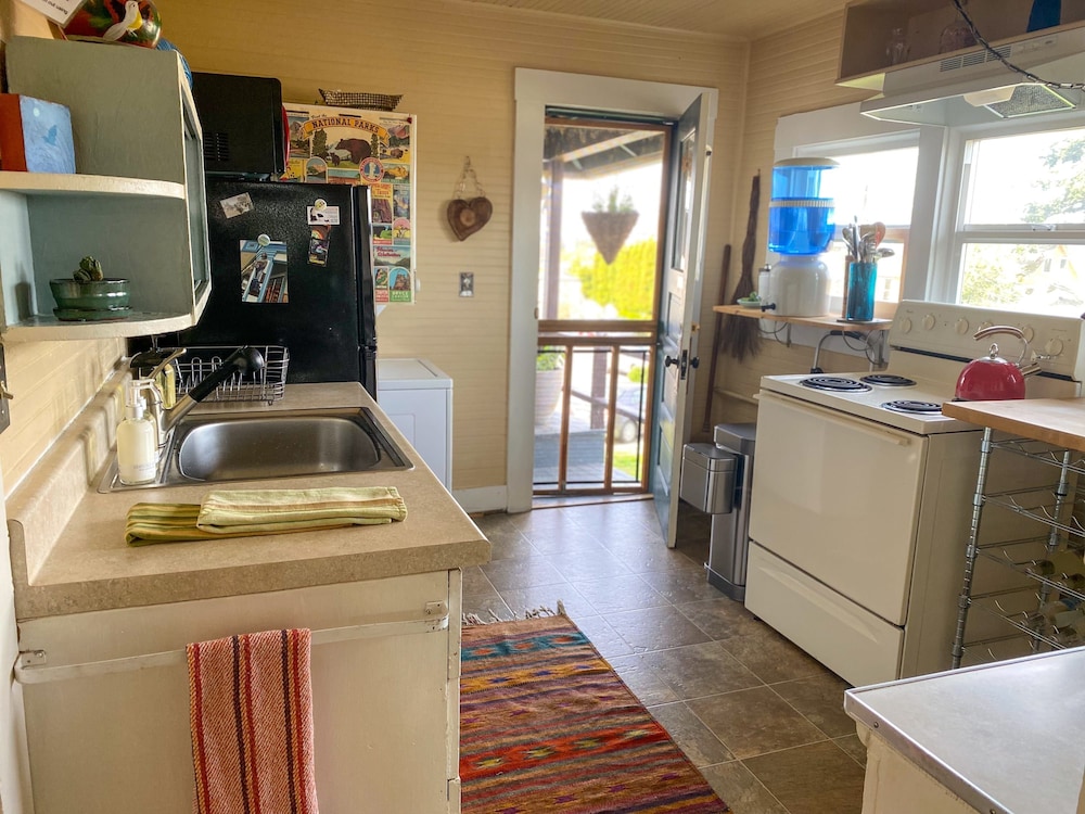 Upstairs at Thevictorian - Lush Walkable and Dog-friendly Retreat - Steps From Downtown Bellingham