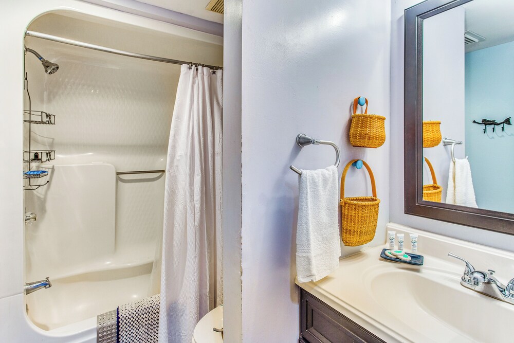 Walk to Ocean: Myrtle Beach Townhome w/ Patio