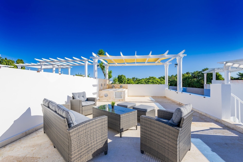 New Modern 2-lvl Punta Cana Villa in Gated Community With Private Pool Rooftop Jacuzzi