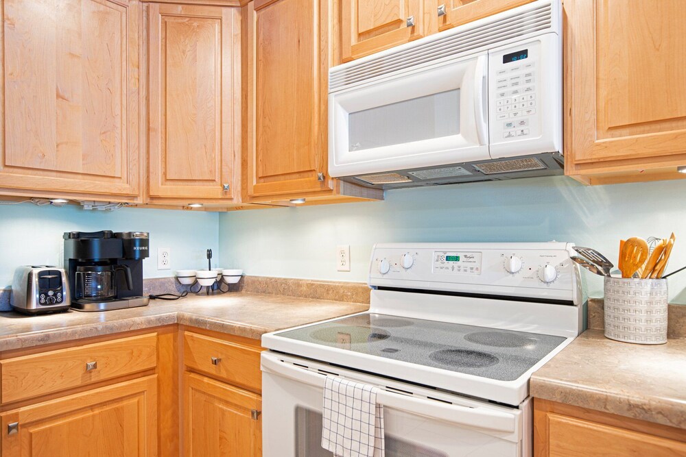 Experience Lakeside Living at Its Finest: Stunning Views and Prime Location!