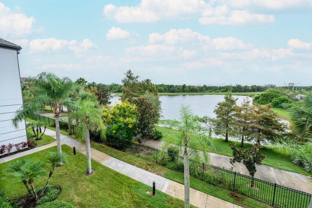 Epic Universe Beautiful Lakeview Condo, Vista Cay Orlando - 3013