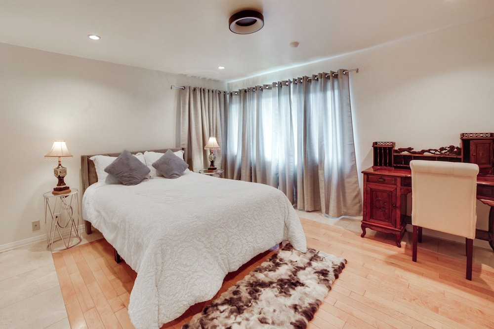 Private Pool & Patio: Luxe Encino Family Getaway