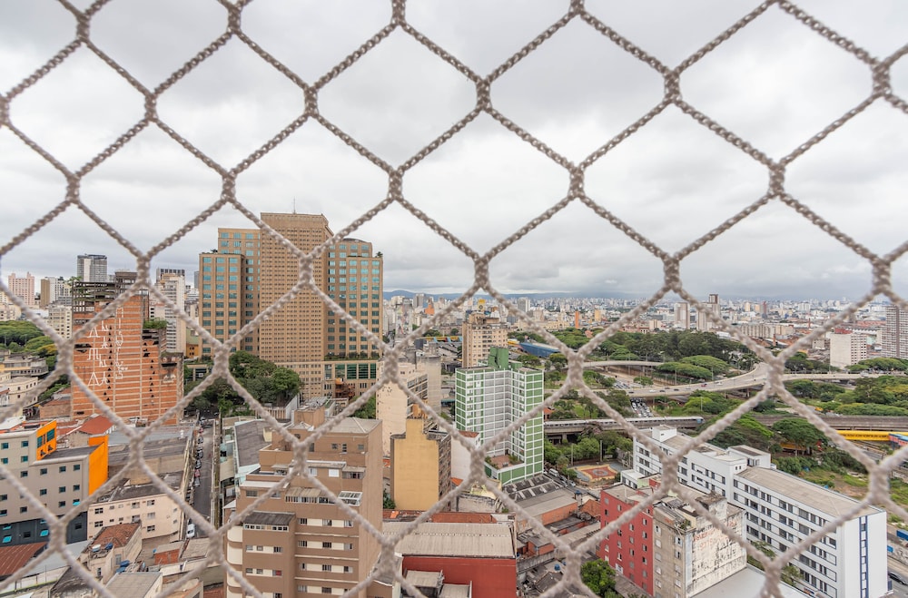 Setin Downtown Praca da Sé by Viva - Prédio completo com piscina perto de estação de metrô no Centro de São Paulo