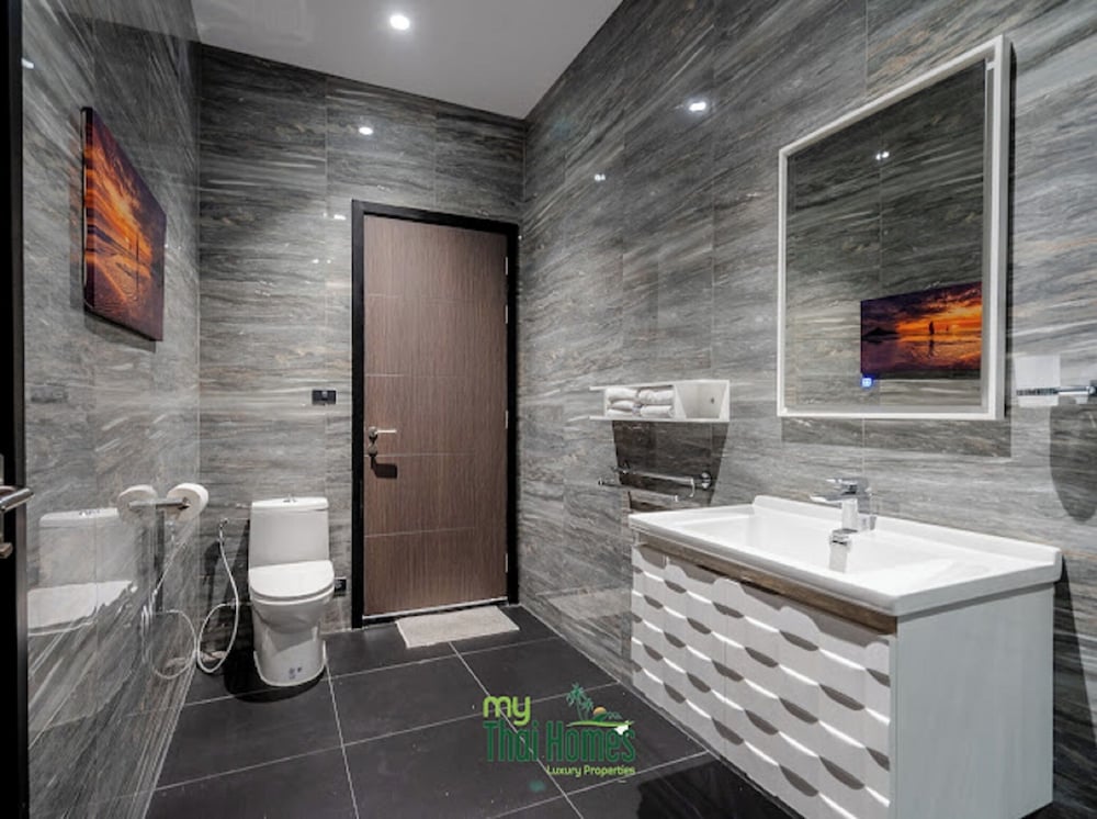 An Exceptional Luxury Villa Offering Amazing Lake View and Refined Living