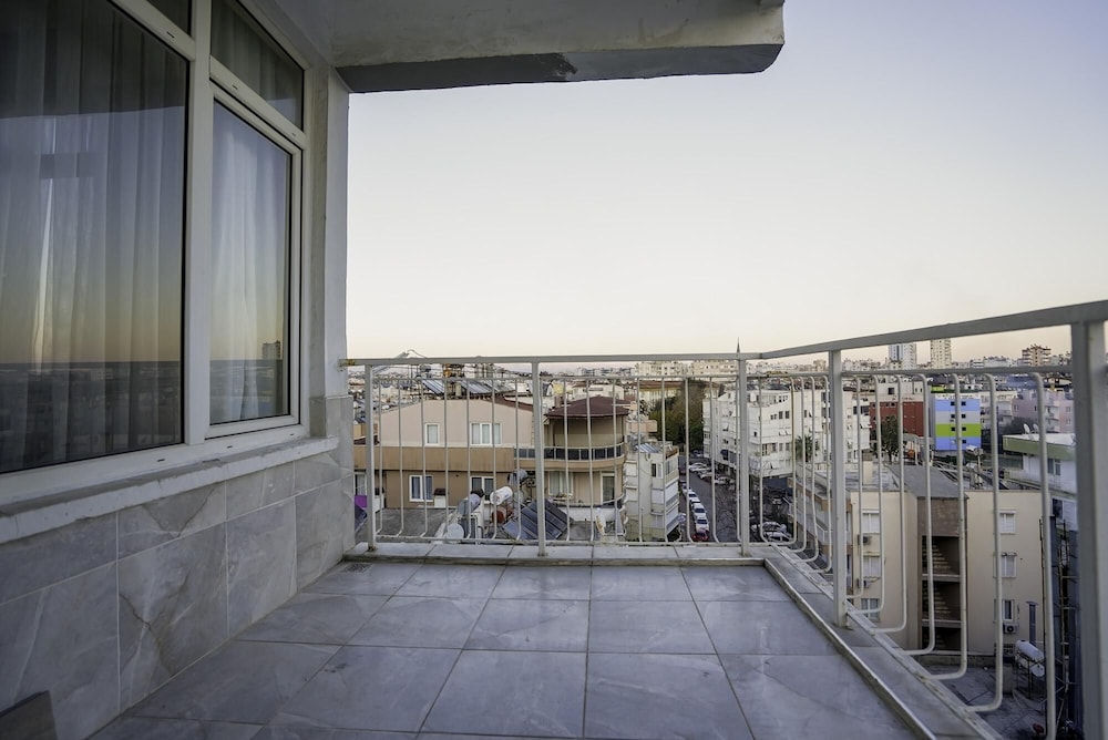 Central and Comfy Flat With Balcony in Muratpasa