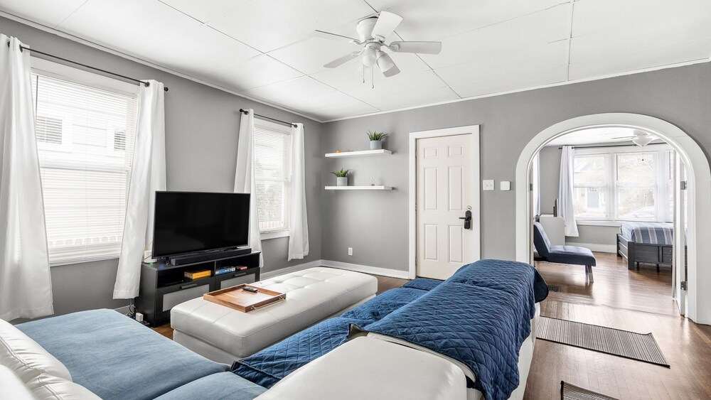 Charming 2 Bedroom with in Home Gym
