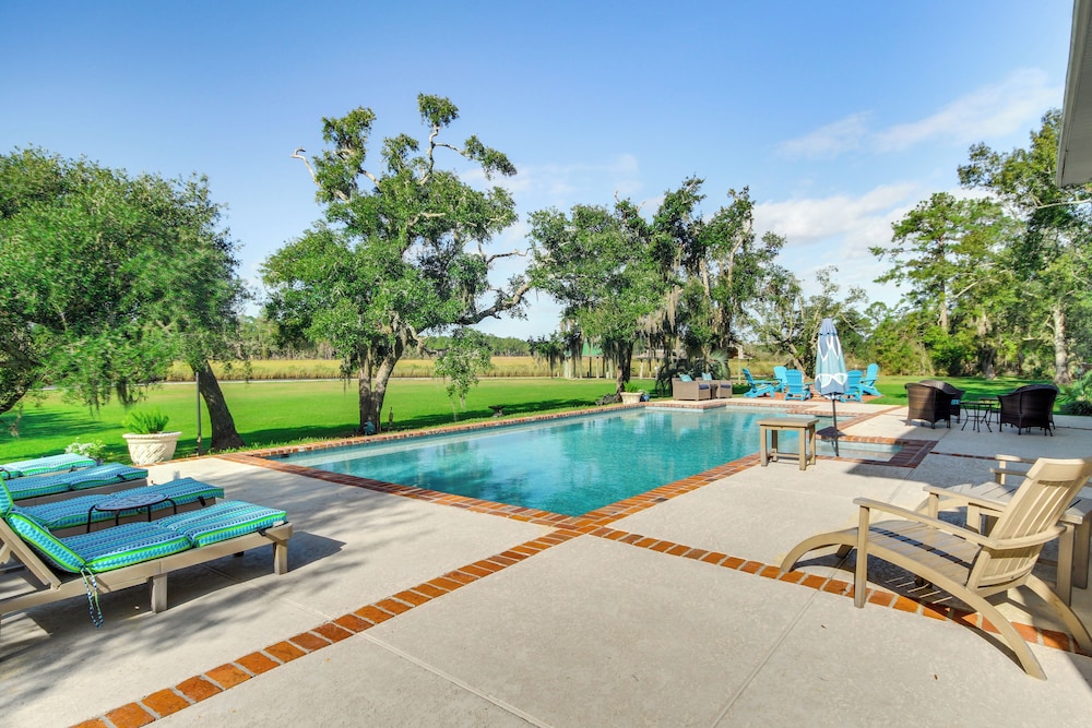 Pool, Fire Pit & Tennis Court: Gem in Bay St Louis