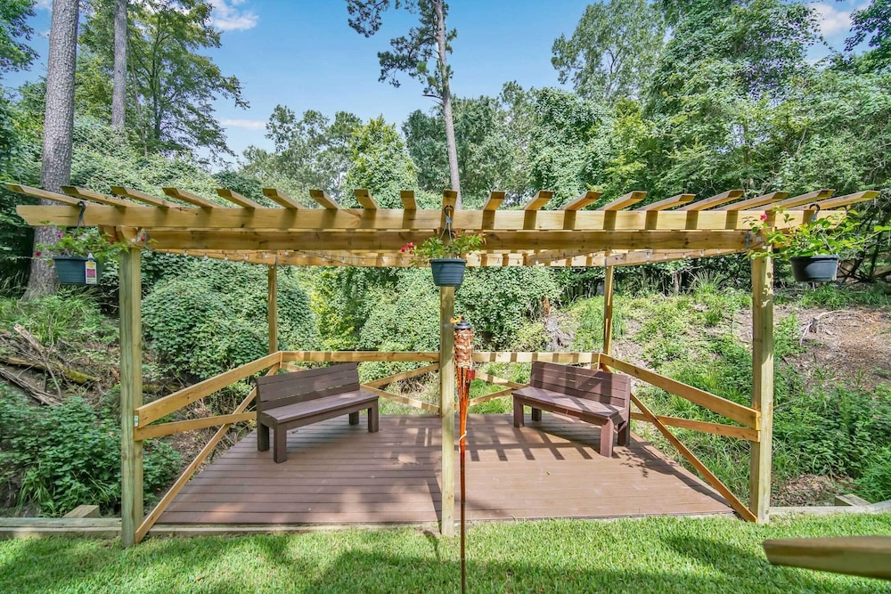 Coldspring Cottage < 1 Mi to Lake Livingston! view 5