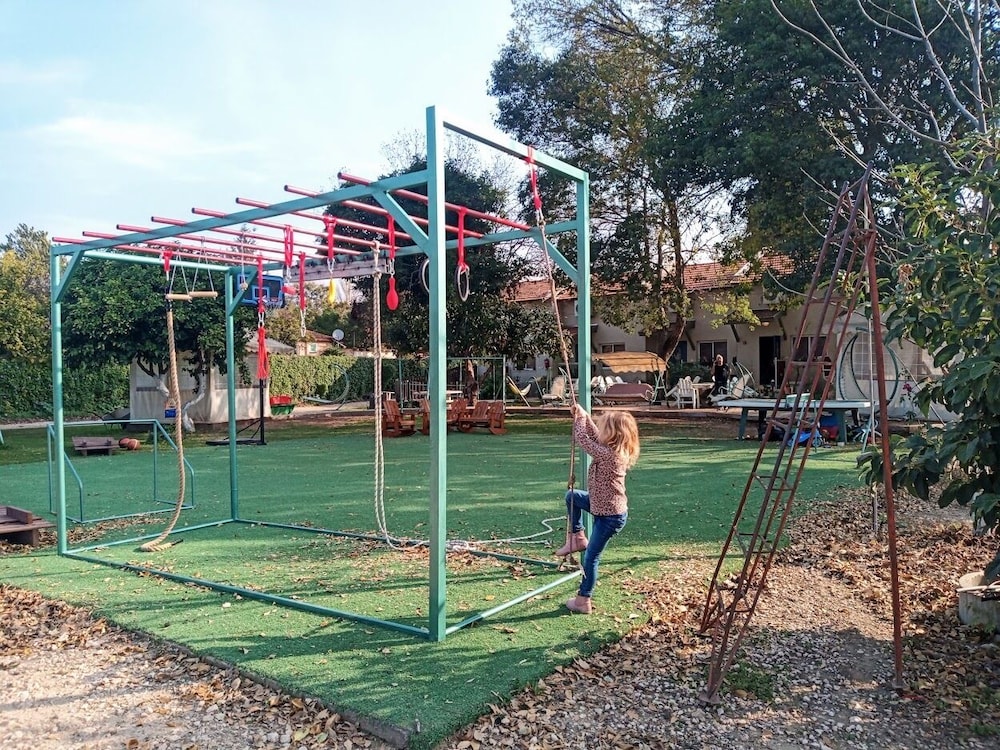 Nuriel Fruit & Guest House