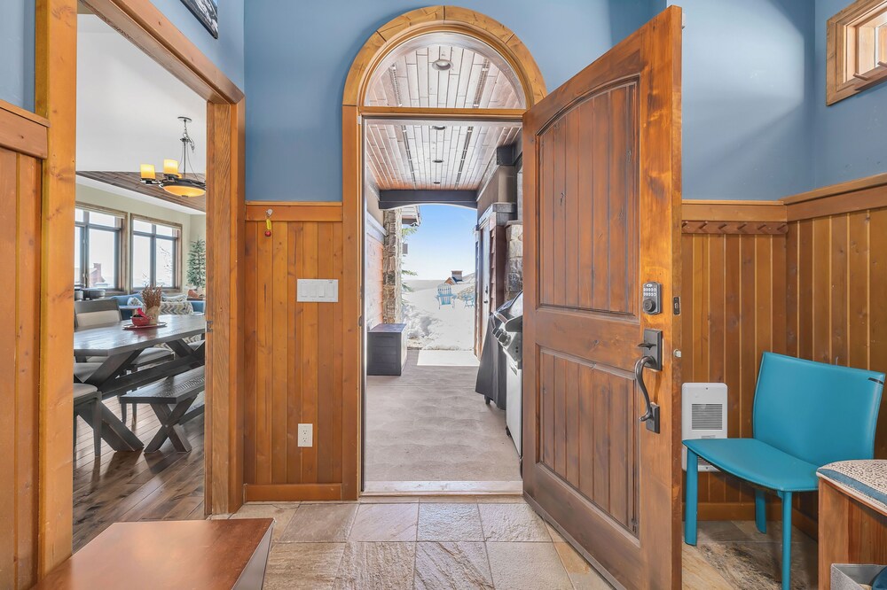 Snow Therapy Chalet Ski In Out & Hot Tub