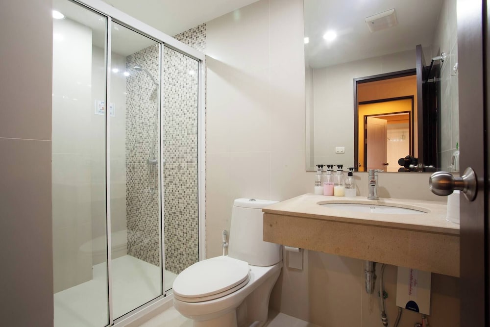 5A - 2 Bedroom Downtown Apartment With Shared Pool