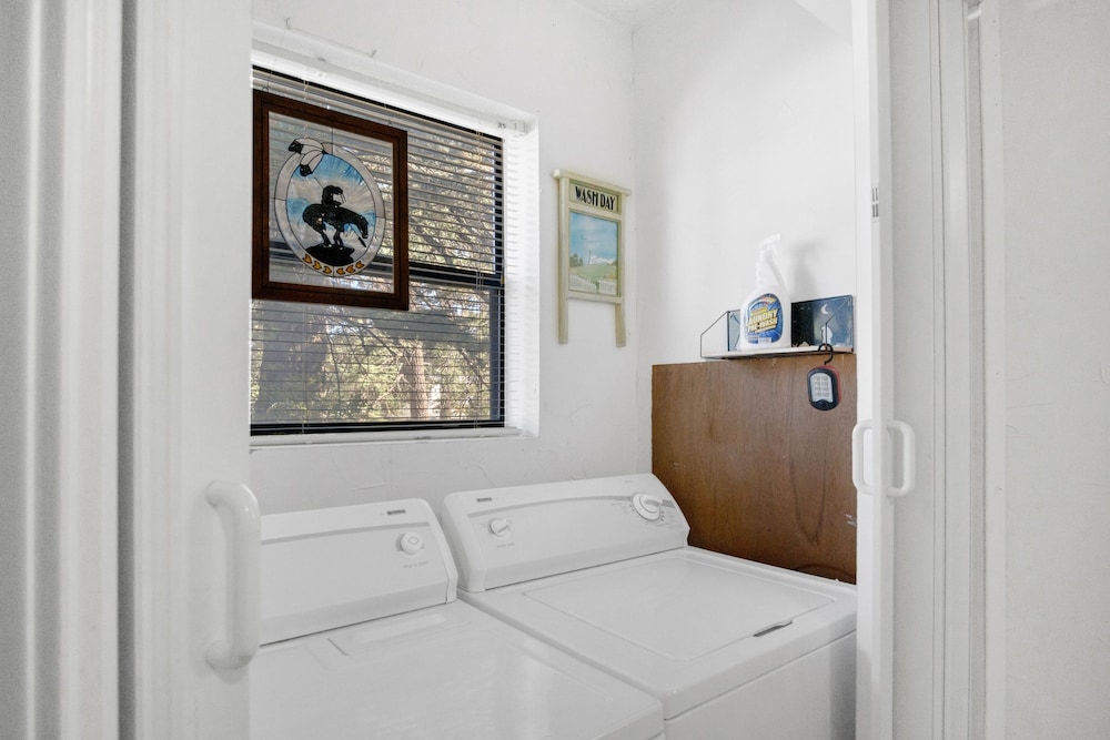 Eagle's Nest - Hot Tub, Deck & Prime Location 2 Bedroom Cabin view 4