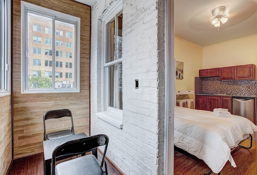 Destination Stays Montreal Downtown - Image 2