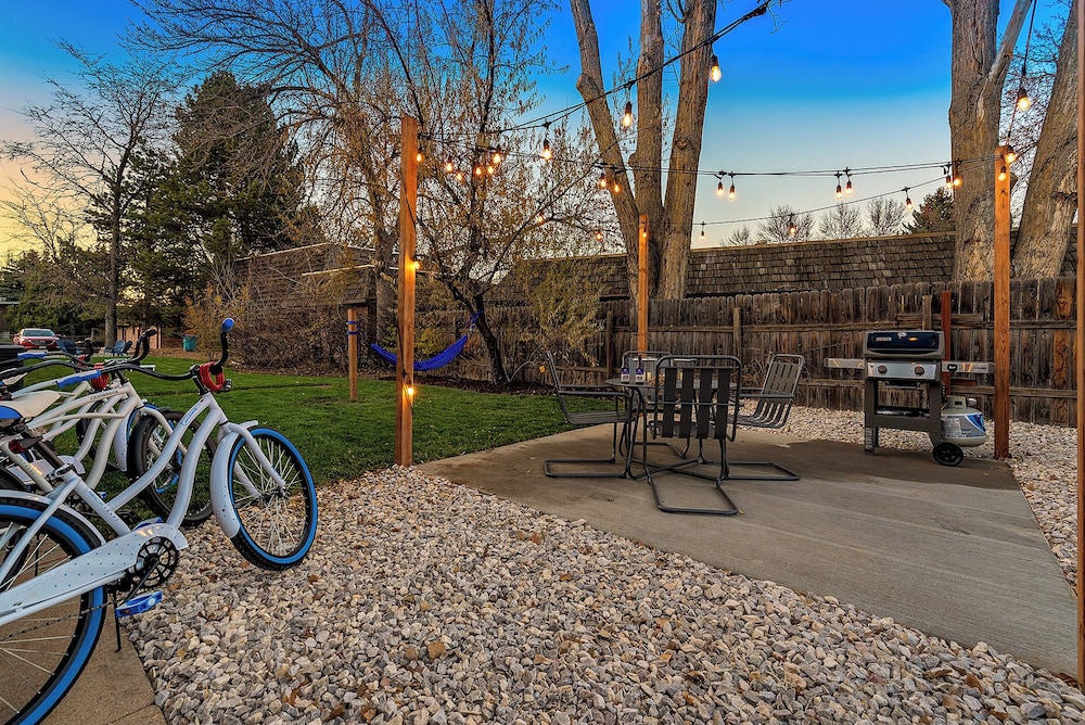 Ultimate Group Getaway Big Yard, Fire Pit, Grill
