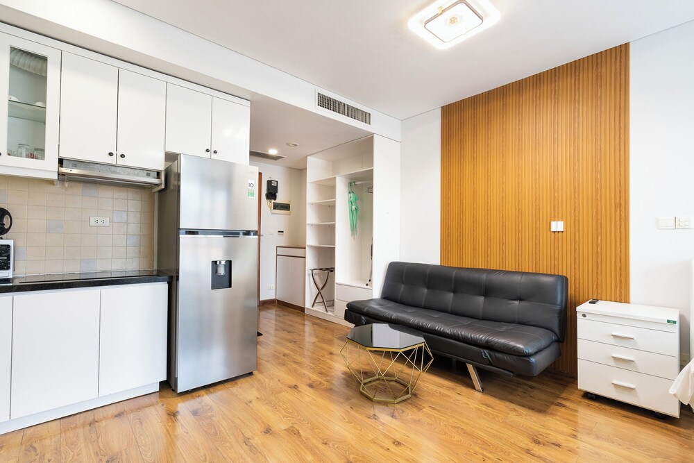 Night Life Lancaster 1br GymBarJapTown