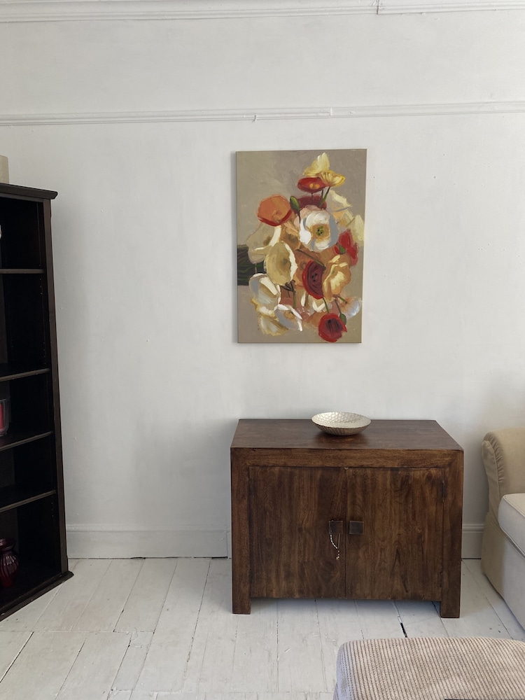 Stunning 2-bed Apartment Above Schooners Bar view 3