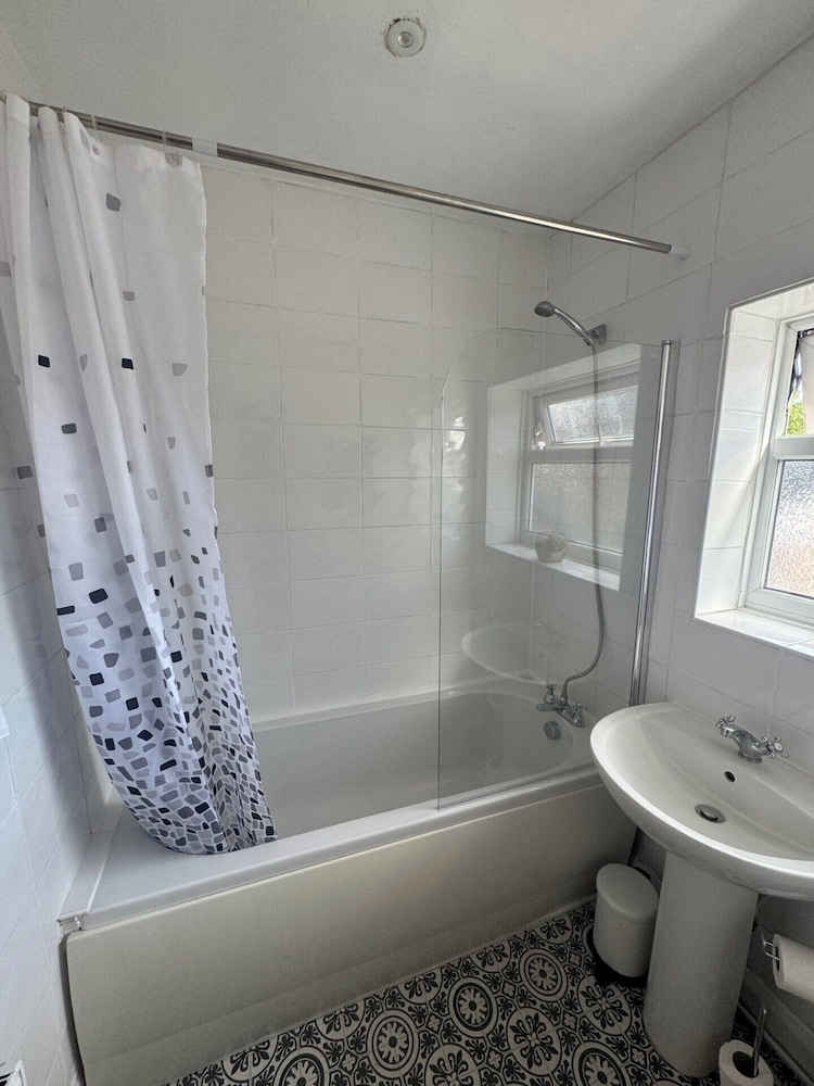 Simonside Apartment - Sleeps 6 -parking