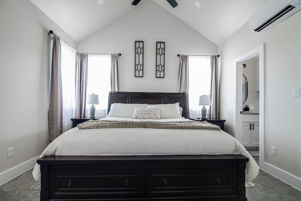 Pet Friendly W/hot-tub-six Minutes to Downtown!