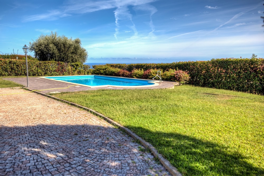 Villa Lucia Riviera dei Fiori Pool view 2