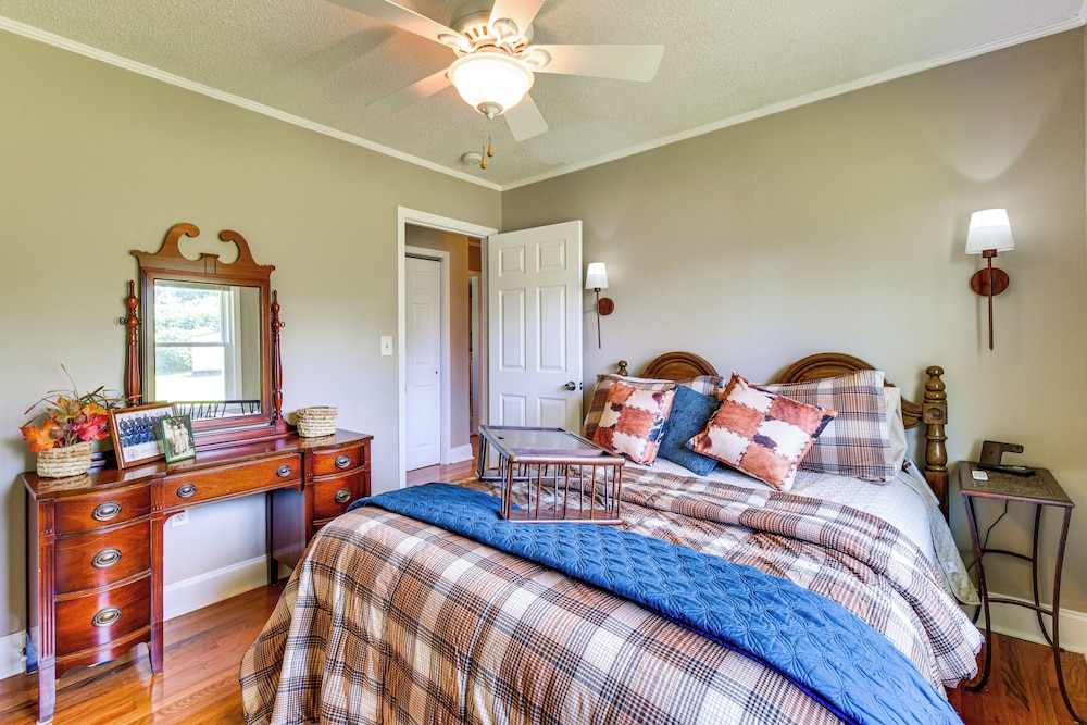 8 Mi to Clemson: Peaceful Family Home w/ Yard