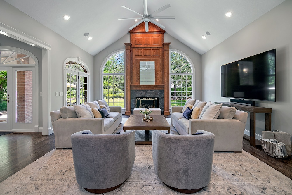 Private Riverbank 27-acre Estate 1 hr From Chicago