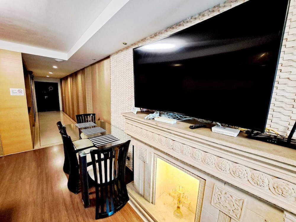 2D - 3 Bedroom Downtown Apartment With Shared Pool