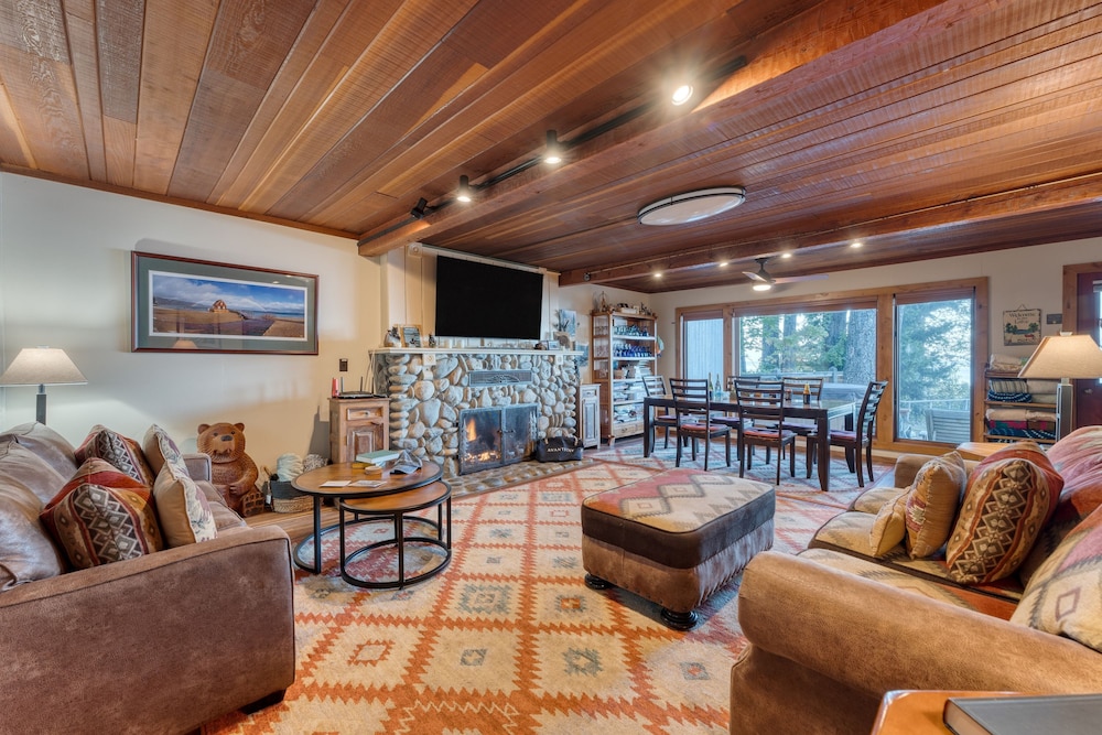 Lakefront Haven by Avantstay Minutes to Ski Resorts Private Dock Boat