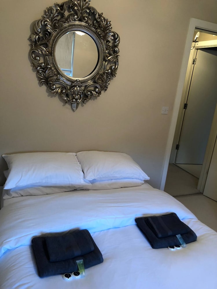 Room-cozy Sheffield Guest Room With Shar