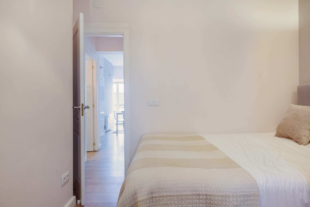 Charming Bright Apartment in Lisbon view 2
