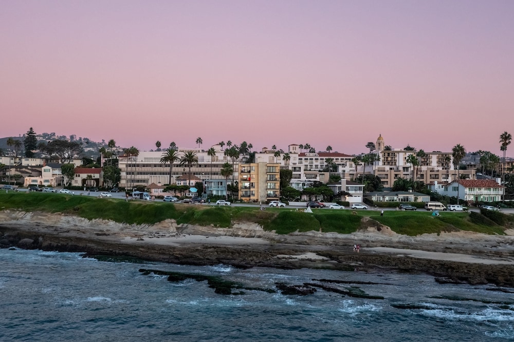Oceanfront in La Jolla, Steps to Beach, Shops, Dining Dawn Patrol by Avantstay - Image 1