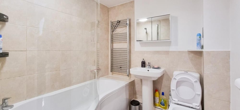 Great Stunning Two Bedroom Apartment With Balcony view 5