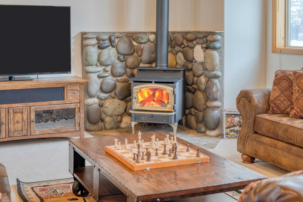 Cabin Retreat w/ Hot Tub & Fireplace - Near Northstar and Downtown Truckee