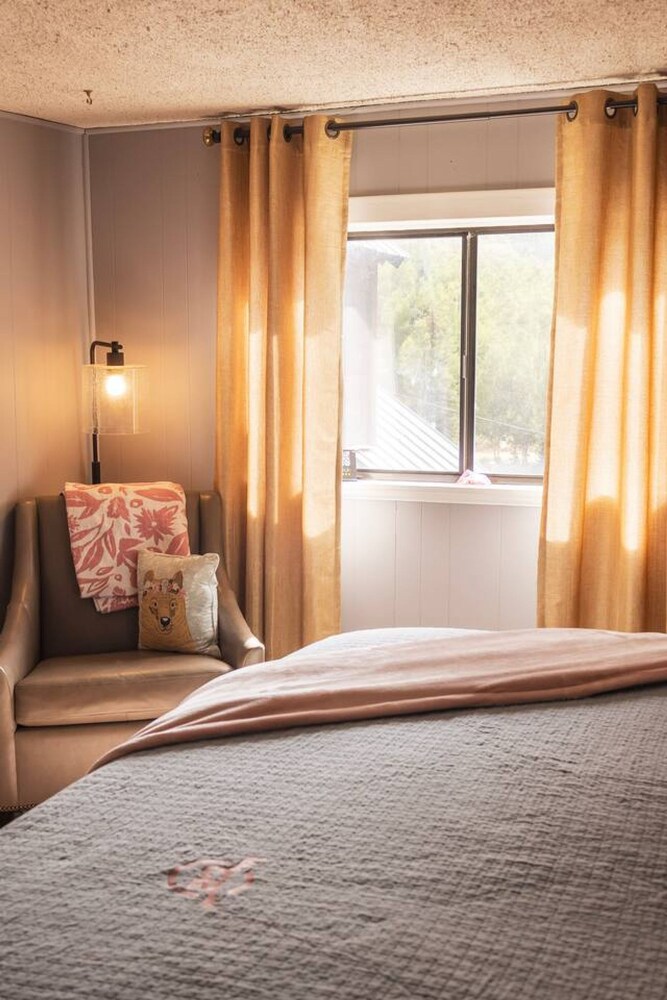 Kendal Room Cozy Mountain Lodge Retreat