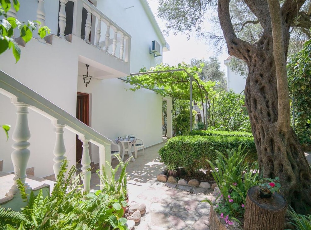 Petrovac Serenity Stay Near the Beach