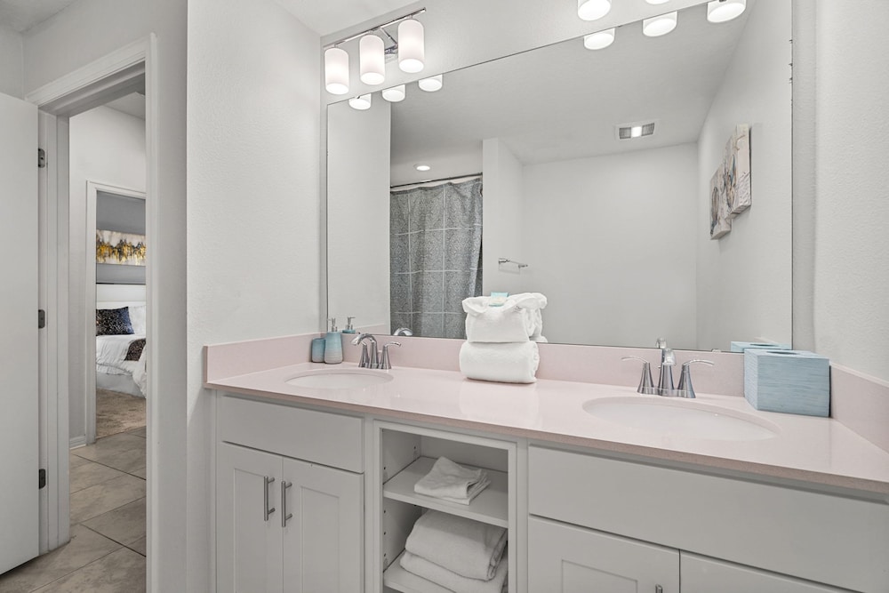 Cozy Stylish 2BR Condo Prime Storey Lake Spot