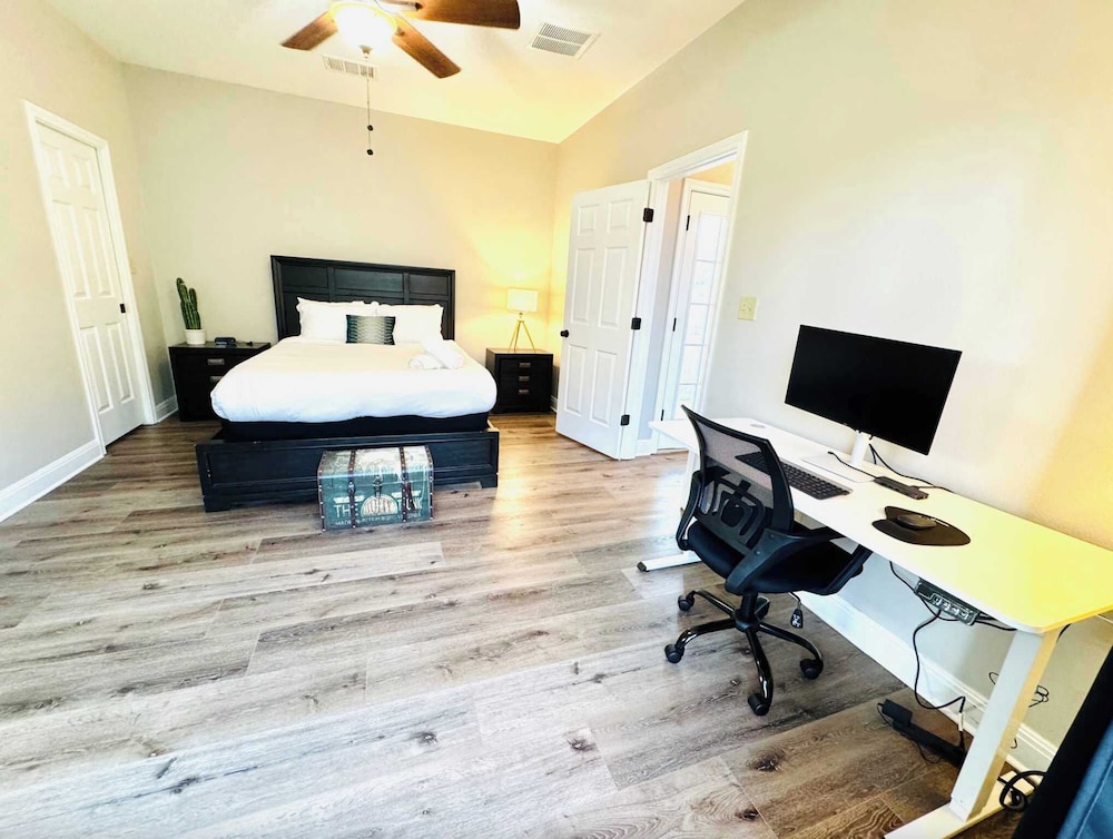 Upstay East Austin Retreat w Yard5min to Downtown
