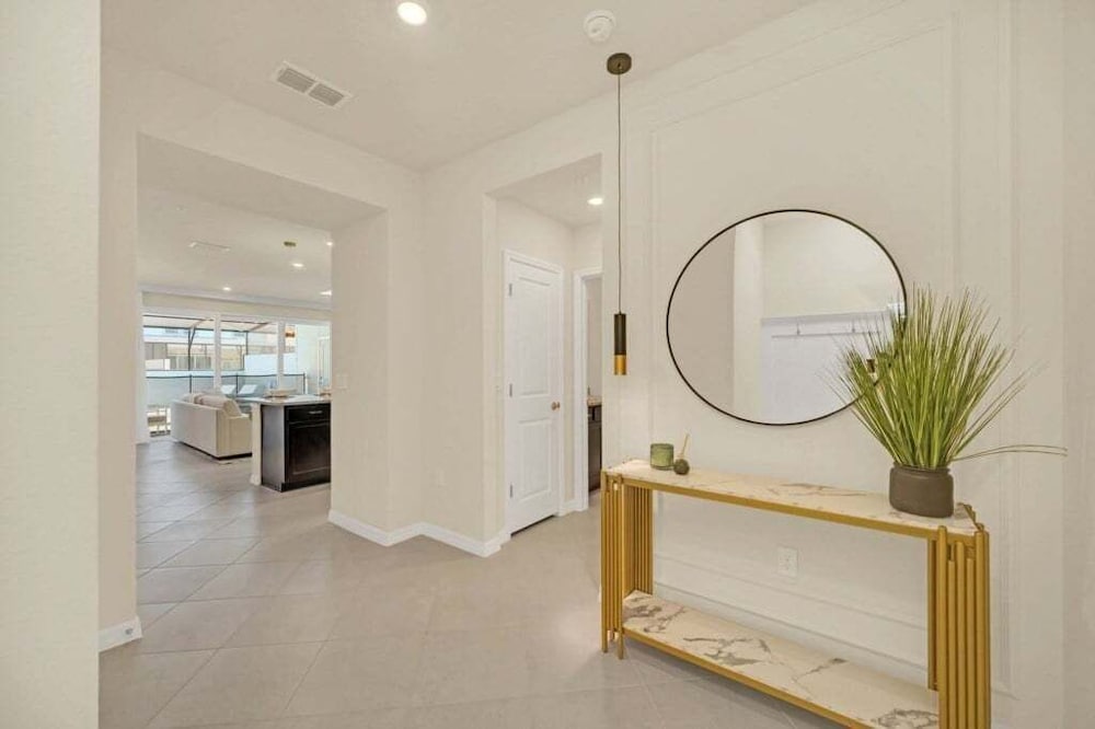 Luxury Home With Splash Pool 5 Bed Townhome! 5 Bedroom Townhouse