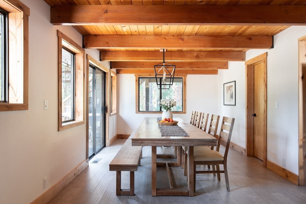 Timberline by Avantstay Stunning Chalet Cabin w/ Hot Tub, Pool Table Home Theater! - Property Image 10