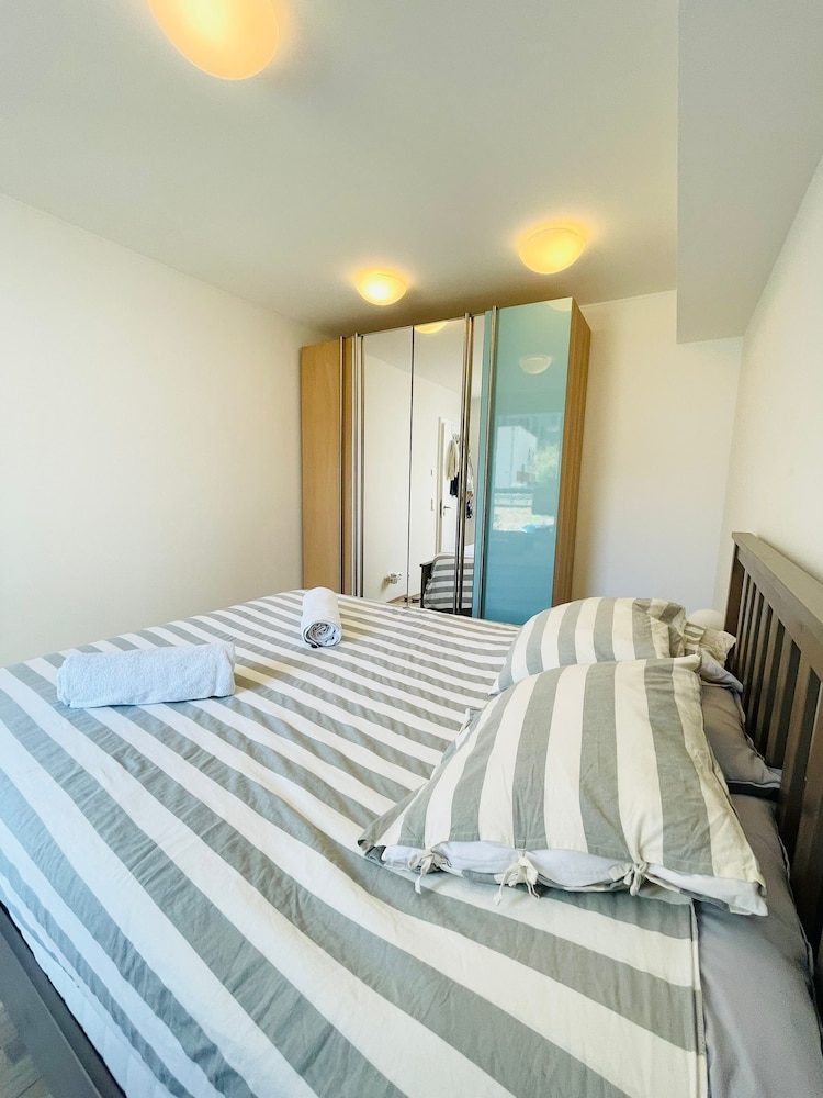 Luxury 1 bedroom. Center Terrace&Parking view 2