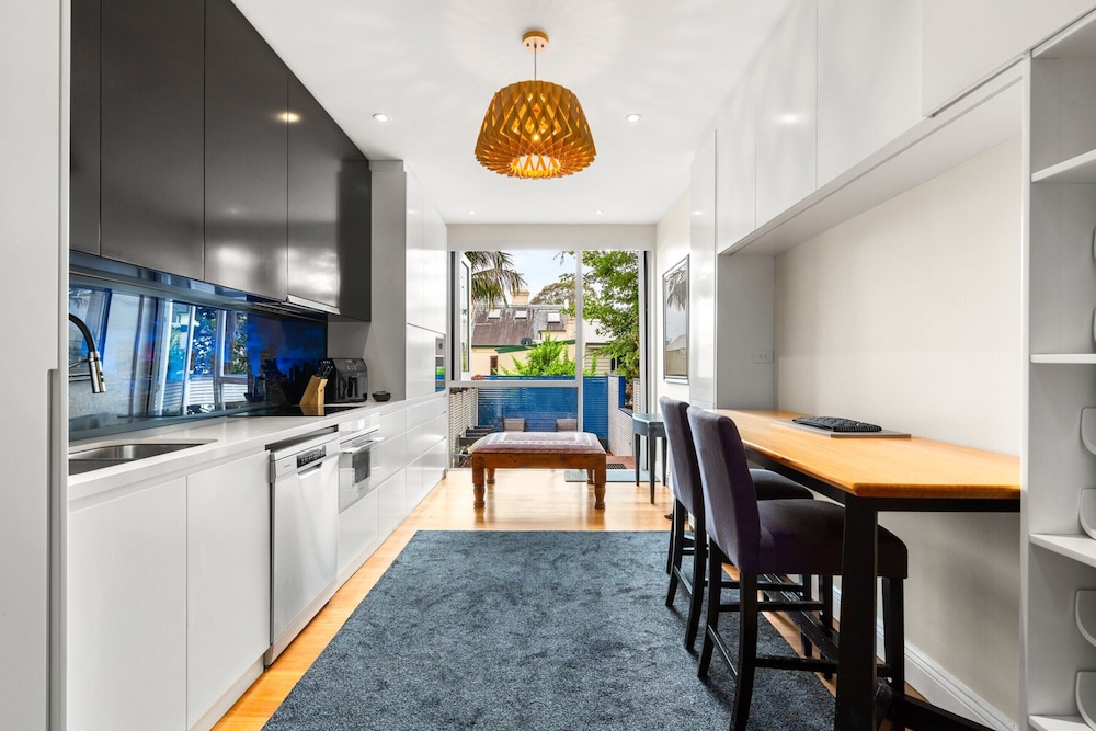 Elegant 1-bed With Study by Balmain Wharf