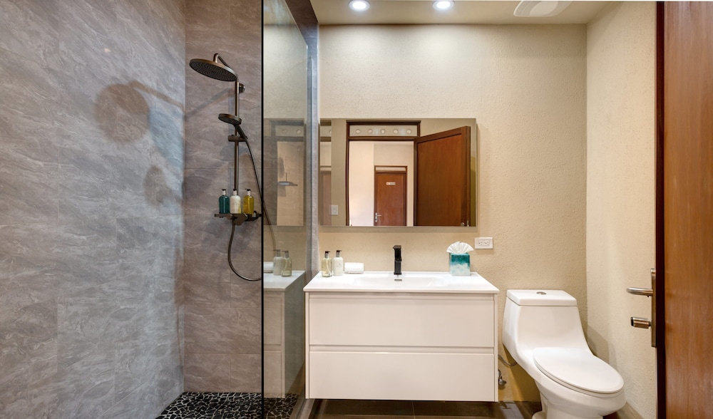 6 BR Villa With Concierge Amenities Pool